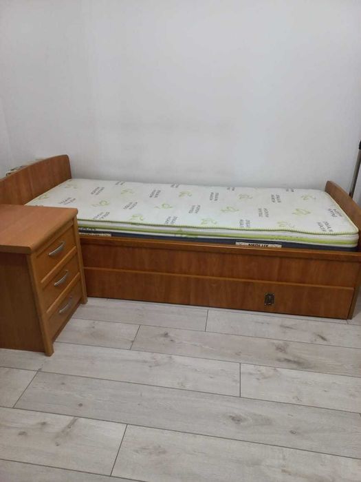 Мебель для спальни: кровать с матрасом и ящиком, 2 тумбочки и комод