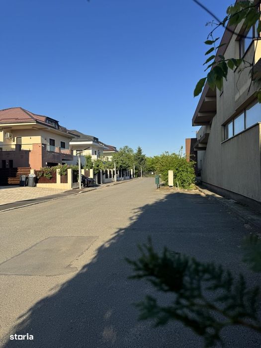 Particular , vila reprezentativa in cartier privat , pe malul lacului