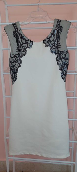 Стилна бяла рокля