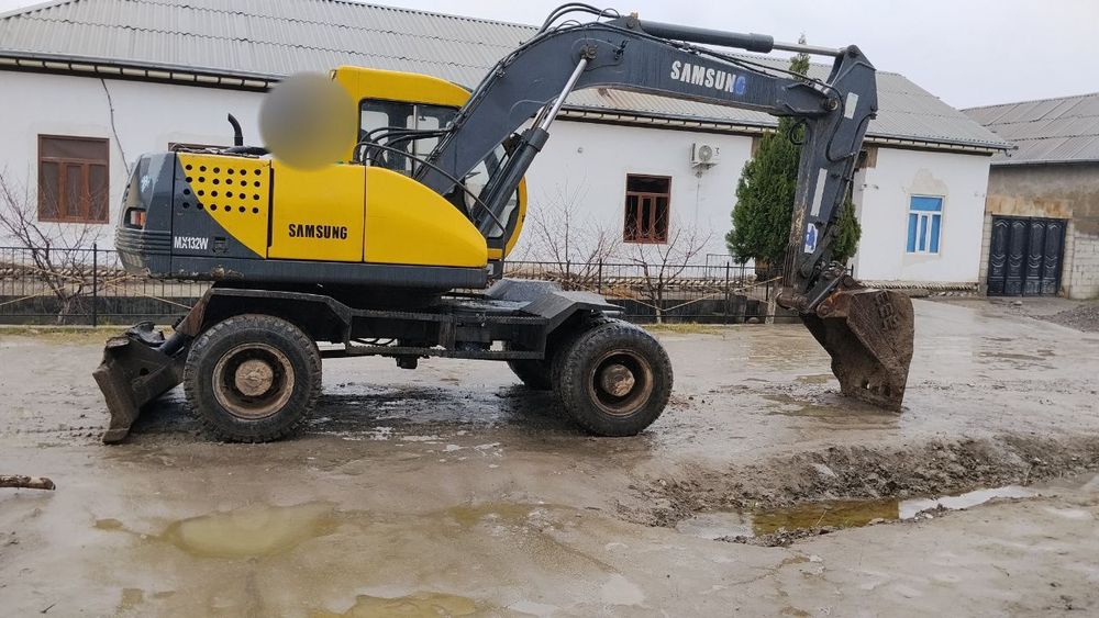 Samsung 132 ekskavator xolati ideal ishlab turgan tehnika