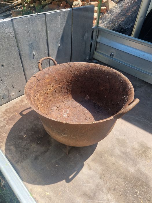 Vand 2 tuciuri si o paine in Ţast.