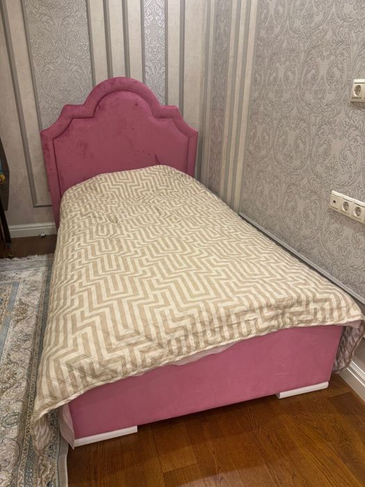 Кровать с матрасом