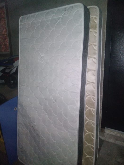 Две матраса белые