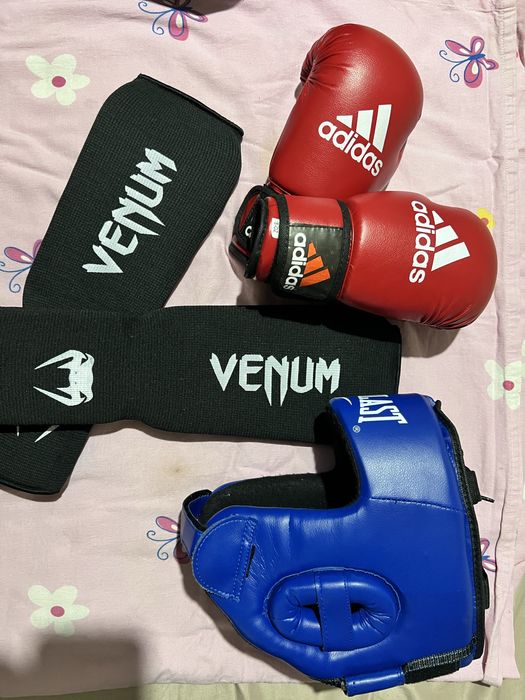 Перчатки и шлем для бокса