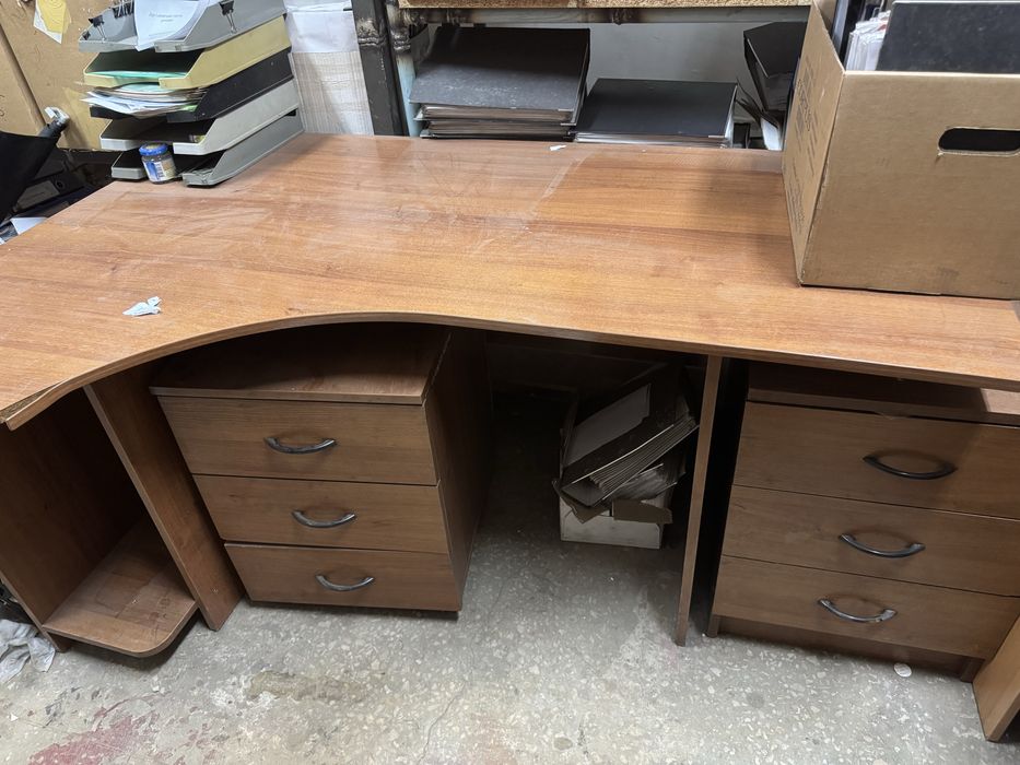 Стол, две тумбы, диспенсер