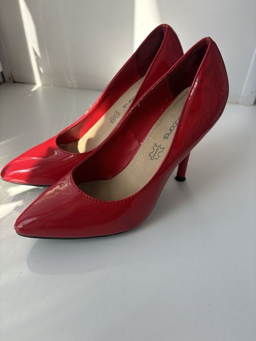 Красные туфли 37 размер  2000тг