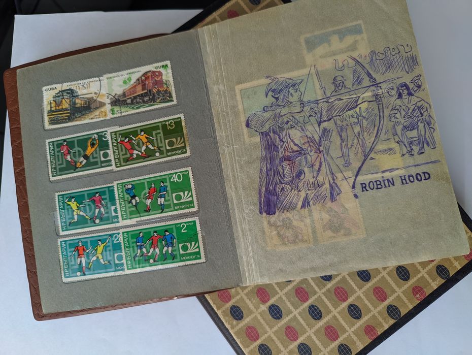 Продам 2 альбома с почтовыми марками.