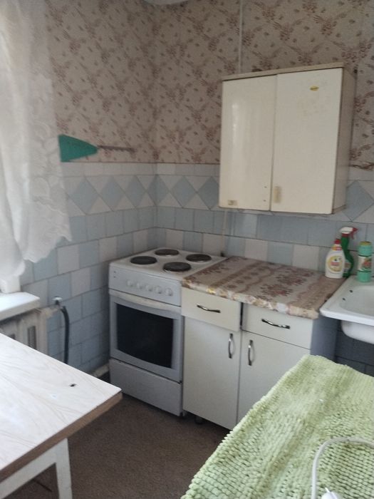 Продам 2-х комнатную с мебелью. Дом деревянный. 2/1/2. Спутник -8-48