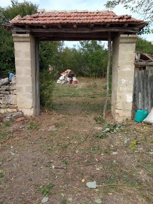 Ексклузивно! Парцел със стара къща и стопански постройки  село Чайка, община Провадия