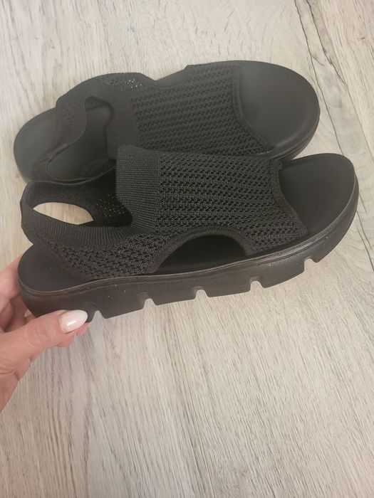 Нови сандали размер 37 отговарят на 36.5