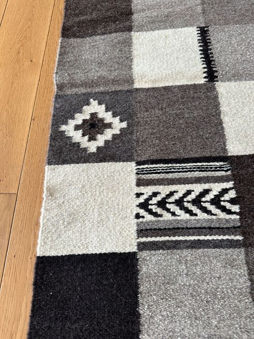 Covor tradițional țesut manual