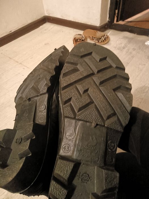 Продам резиновый сапоги размер:43