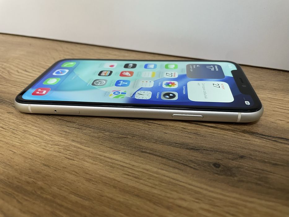 iPhone 11  на 64Gb