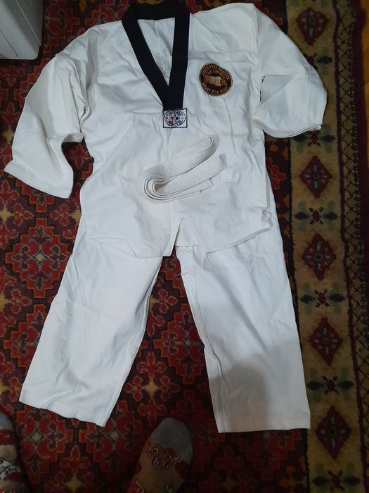 Кимано Тайквондо.С Шлемом и Щитками.От 12 до 15 лет.Привозное.