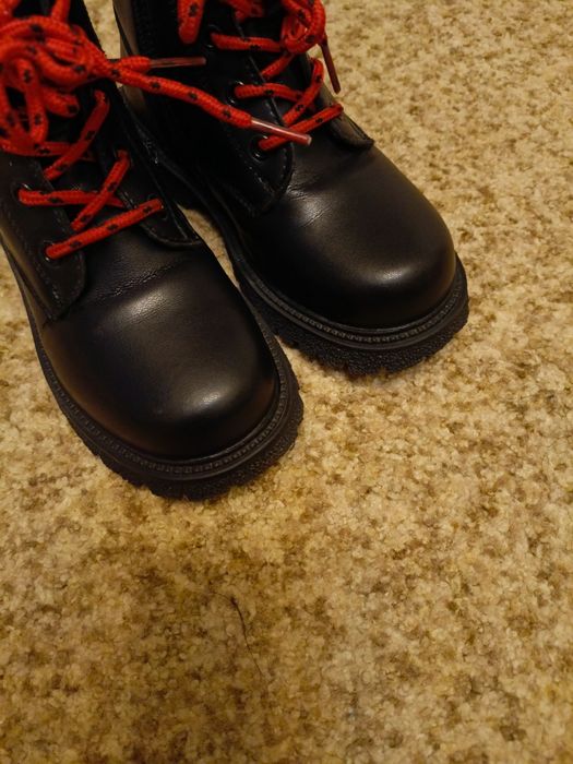 Продам ботинки на девочку осень-весна