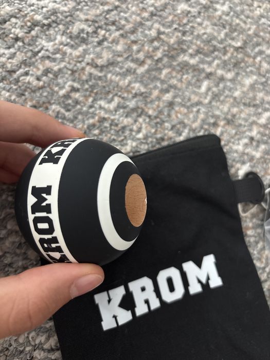 Krom Strogo Tama Black Noua