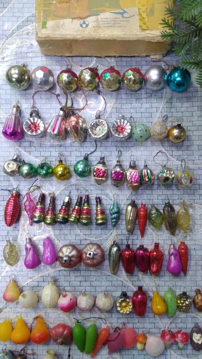 Продам мини елку и мини елочные игрушки ссср