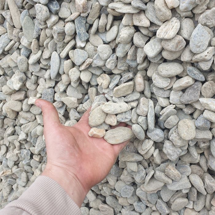 Nisip sort pietris piatra sparta concasata pamant negru miniexcavator