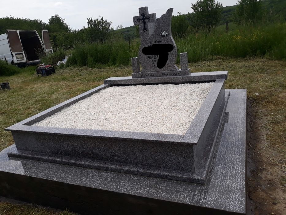 Monumente Funerare !