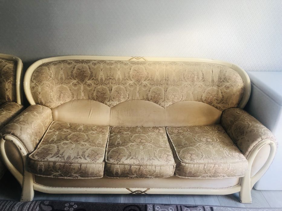 Диван с двумя креслами