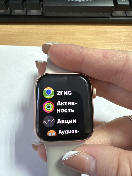 Смарт-часы Apple Watch SE 40 мм золотистый