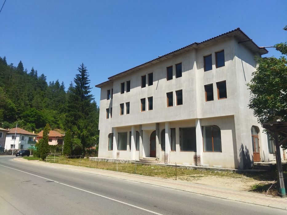 Продава сграда със смесено предназначение на главен път Рудозем -Гърция