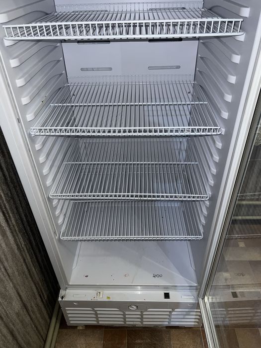 Холодилник витринный стекло