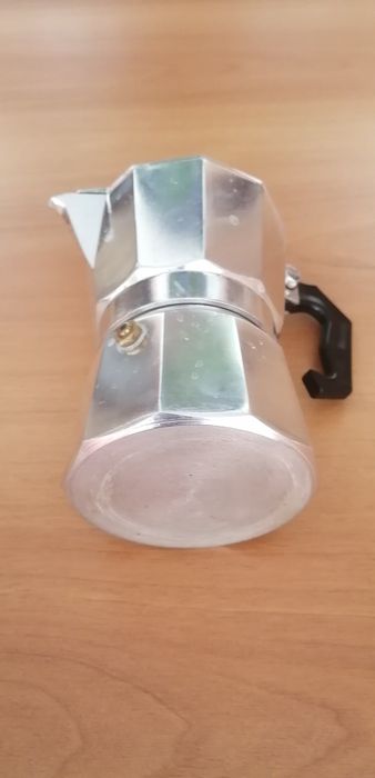 Продам гейзерная кофеварка