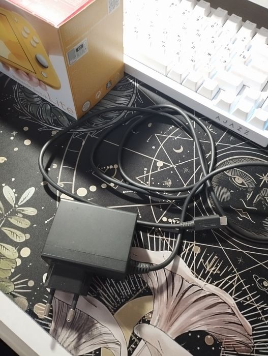 Продам Nintendo switch lite