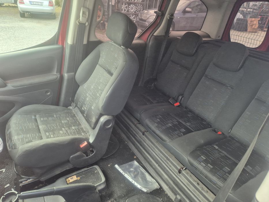 Автомобила е за части