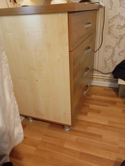 Comodă cu patru sertare