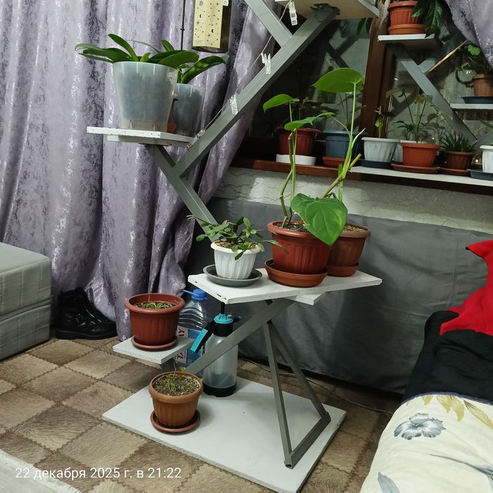 Продам полку для цветов.