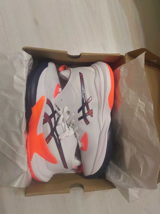 Продам волейбольный короссовку Asics Metaris2
