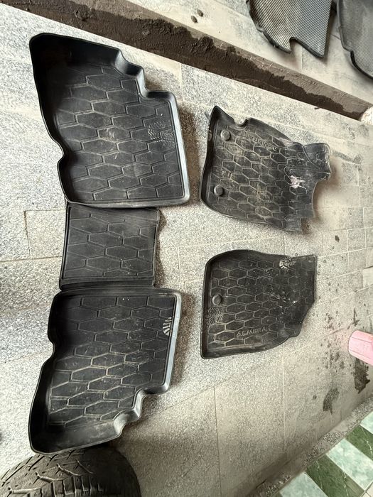 Продам коврики  в салон !