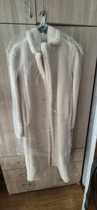 Пальто теплое бежевого цвета