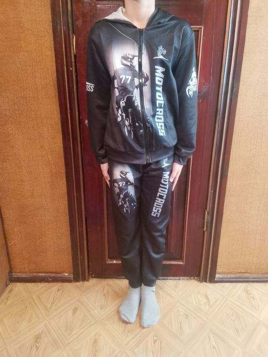 Продам спортивный костюм