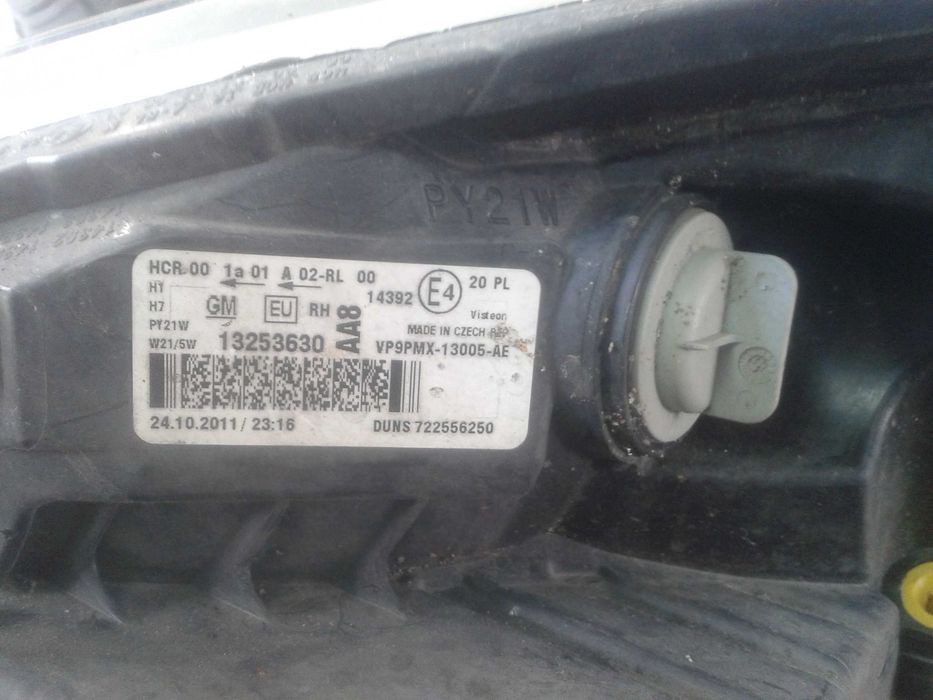 Продавам десен фар за Opel Meriva B