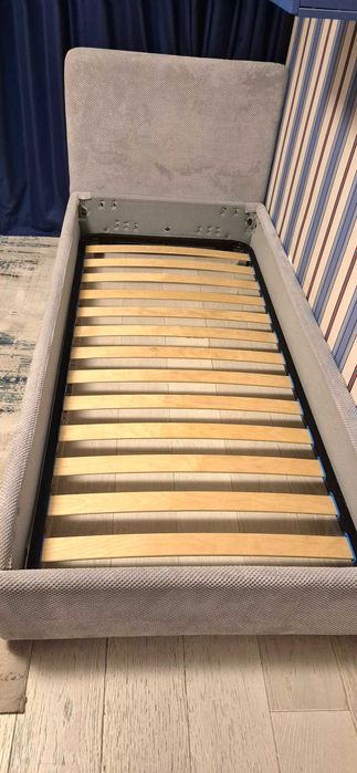 Единично легло със страхотна тапицерия и матрак