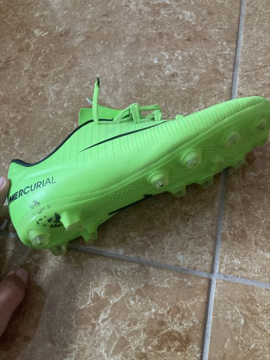 Vand adidasi de fotbal pentru copii. Cititi descrierea
