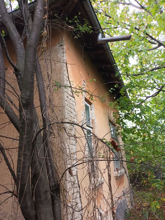 СПЕШНО Продавам къща с двор