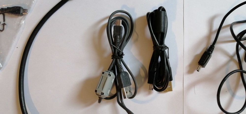 Incarcatoare/adaptoare cu fir auto ,cabluri diverse.