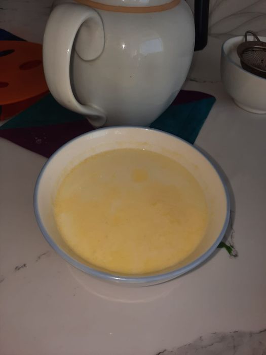 Сиыр сүті сатылады. Коровье молоко.