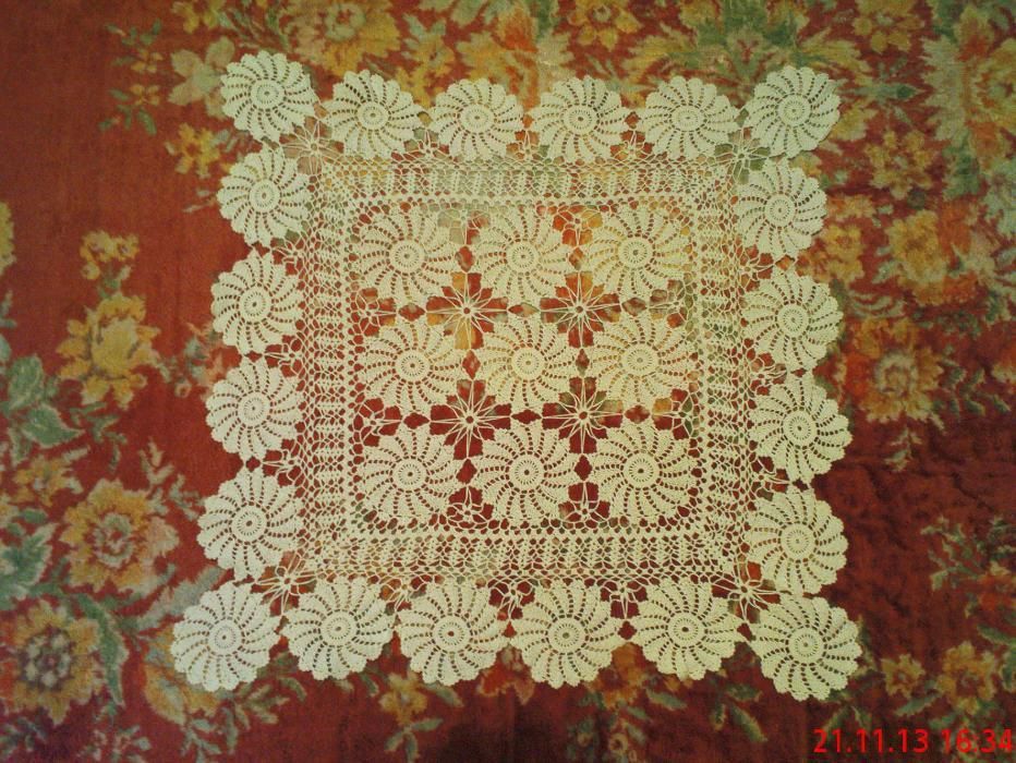 Карета плетени на една кука и бродирани