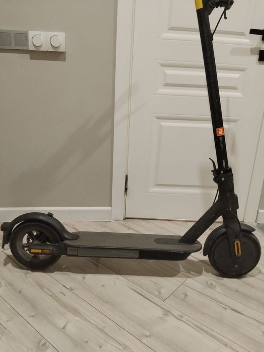 Продам электросамокат Xiaomi Mi Electric Scooter Essential