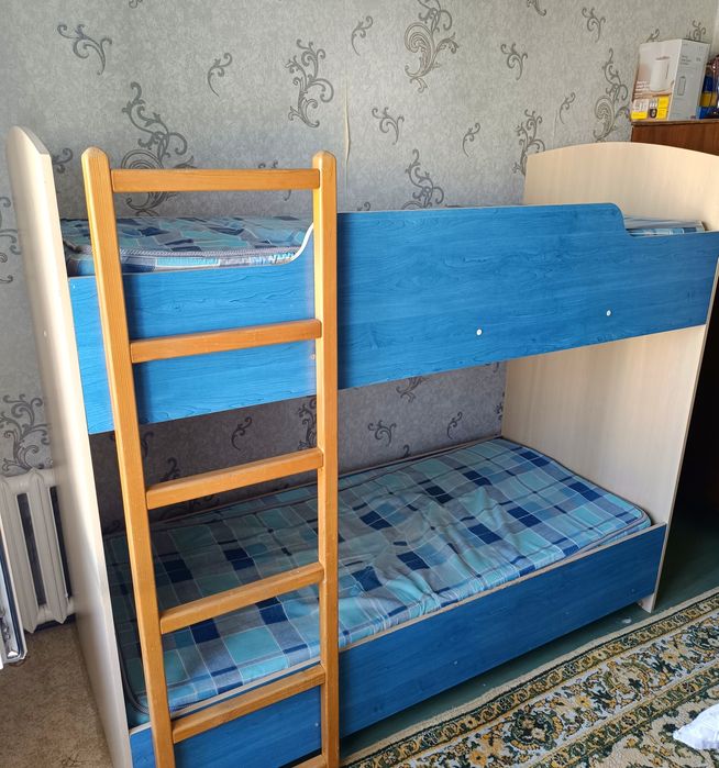набор мебели: двухъярусная кровать, рабочий стол и тумбочка