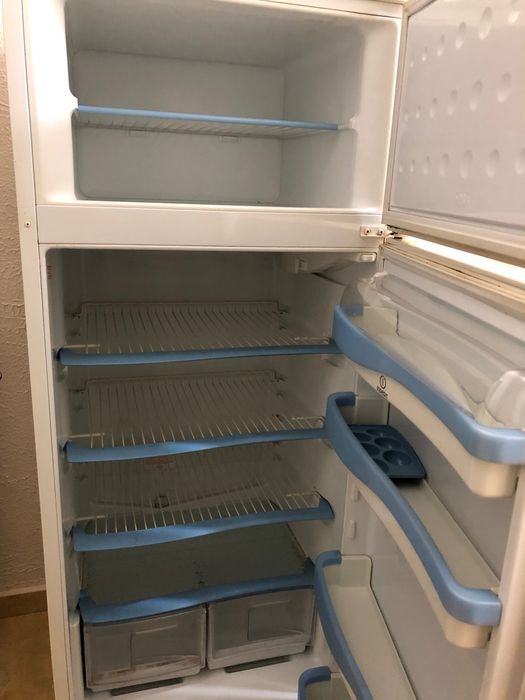 Хладилник с фризер INDESIT