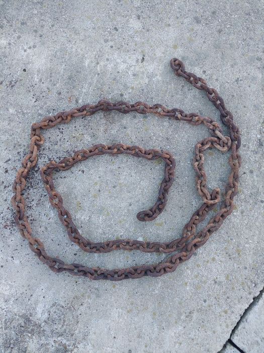 Lanțuri vechi și cruce căruță