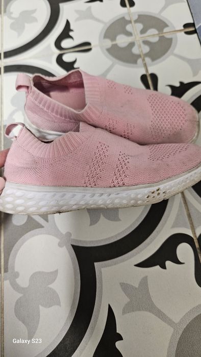 Продам сандалии и кеды