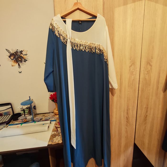 Rochie lunga maxi albastra cu alb Al Najma marimea 4XL paiete si franjuri aurii