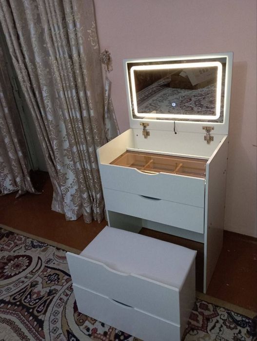 Стол для макияжа, Трюмо